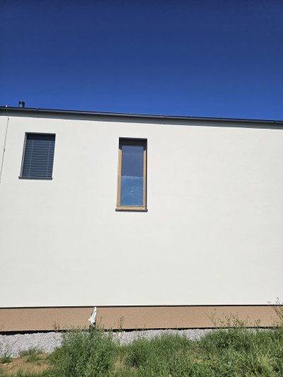 Skleněné zábradlí pro francouzská okna s předokenními žaluziemi